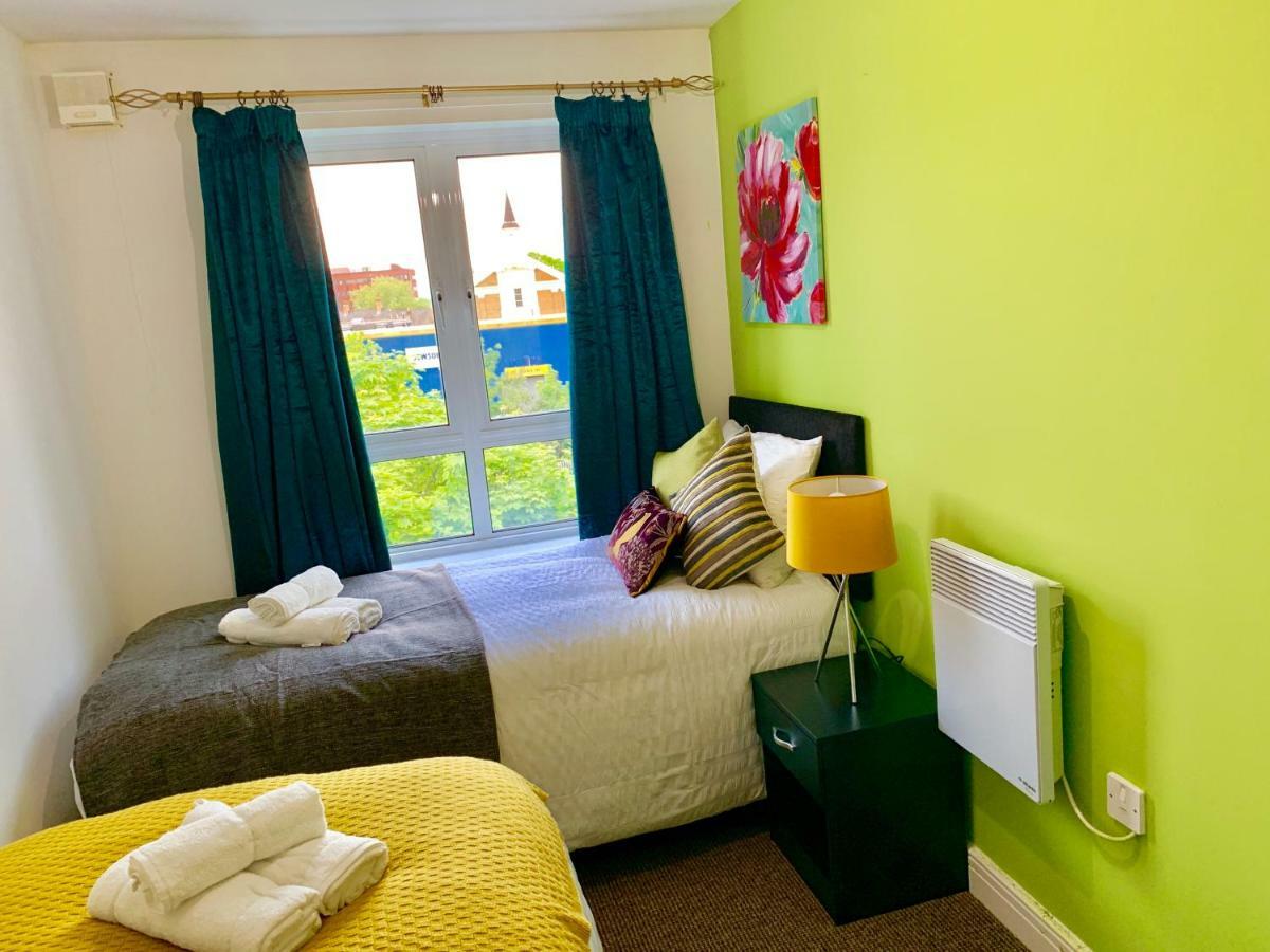 2 Bedrooms Modern Apartment, Lounge, Full Kitchen, Balcony, 5 Minutes Stratford Station London Exteriör bild