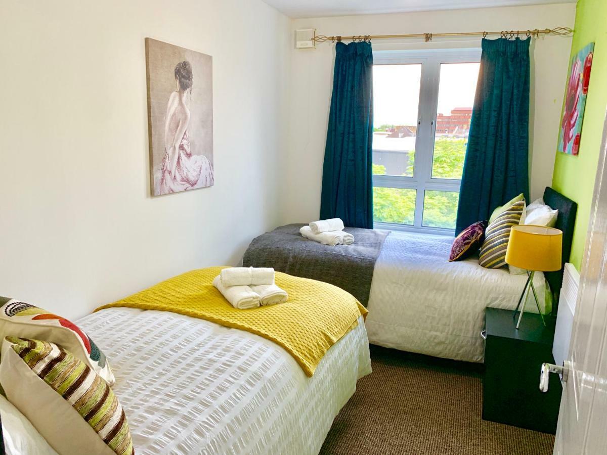 2 Bedrooms Modern Apartment, Lounge, Full Kitchen, Balcony, 5 Minutes Stratford Station London Exteriör bild